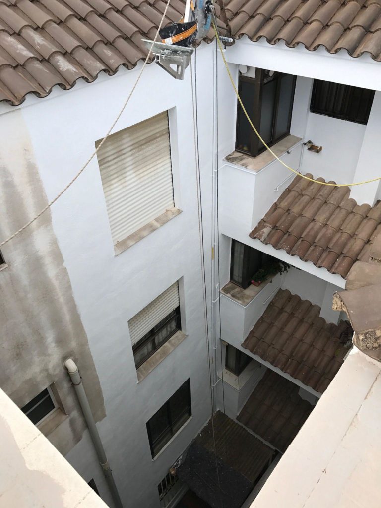 Pintura profesional en patio comunitario
