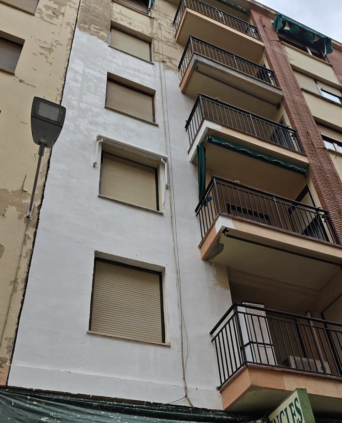 proyecto antes de aplicar pintura de fachada en edificio en castellón