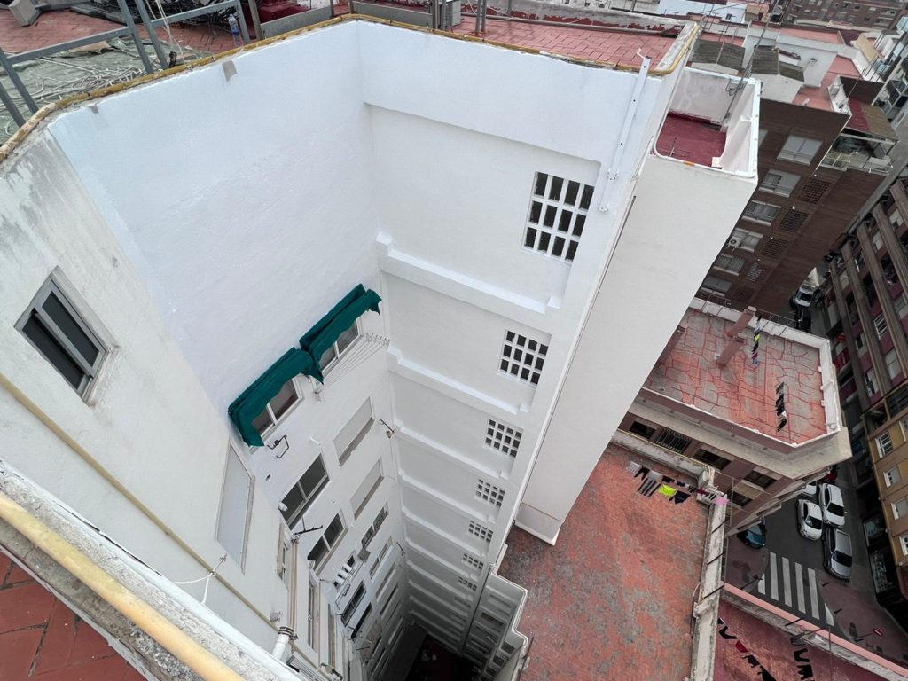 Patio de luz renovado en Castellón