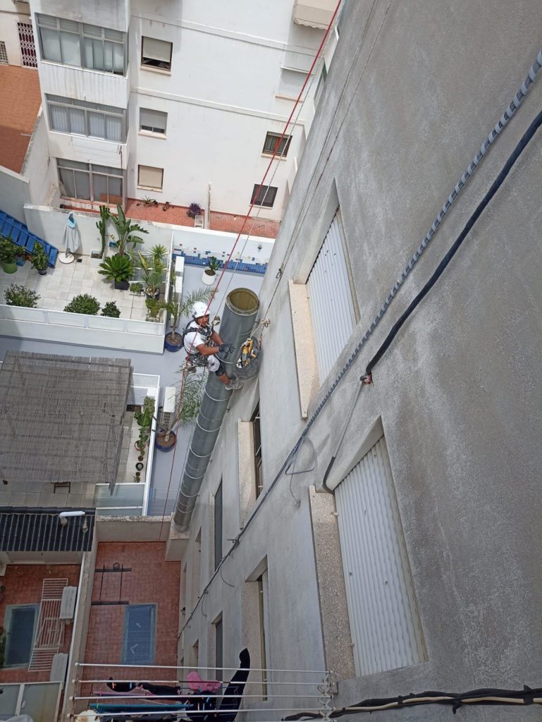 Trabajo vertical seguro en fachada