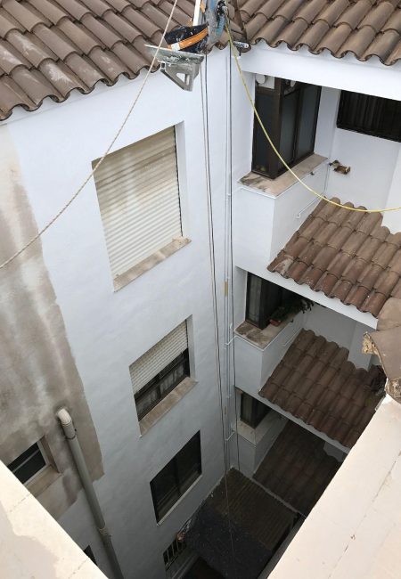 Pintura profesional en patio comunitario