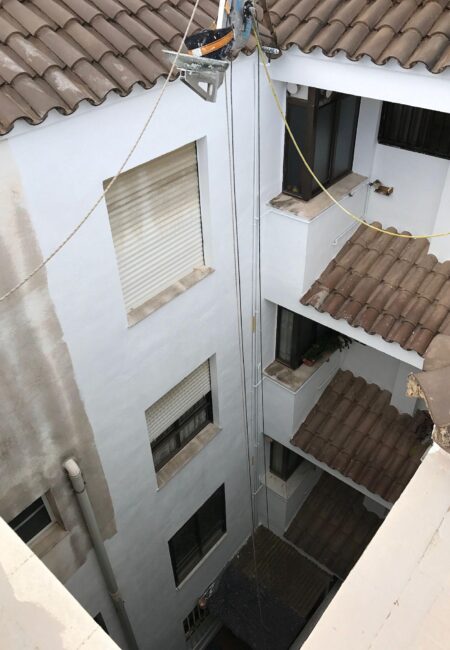 Pintura profesional en patio comunitario