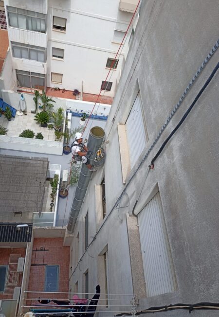 Trabajo vertical seguro en fachada