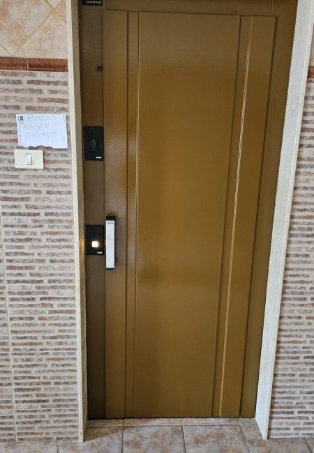 Instalación de puerta para ascensor en comunidad